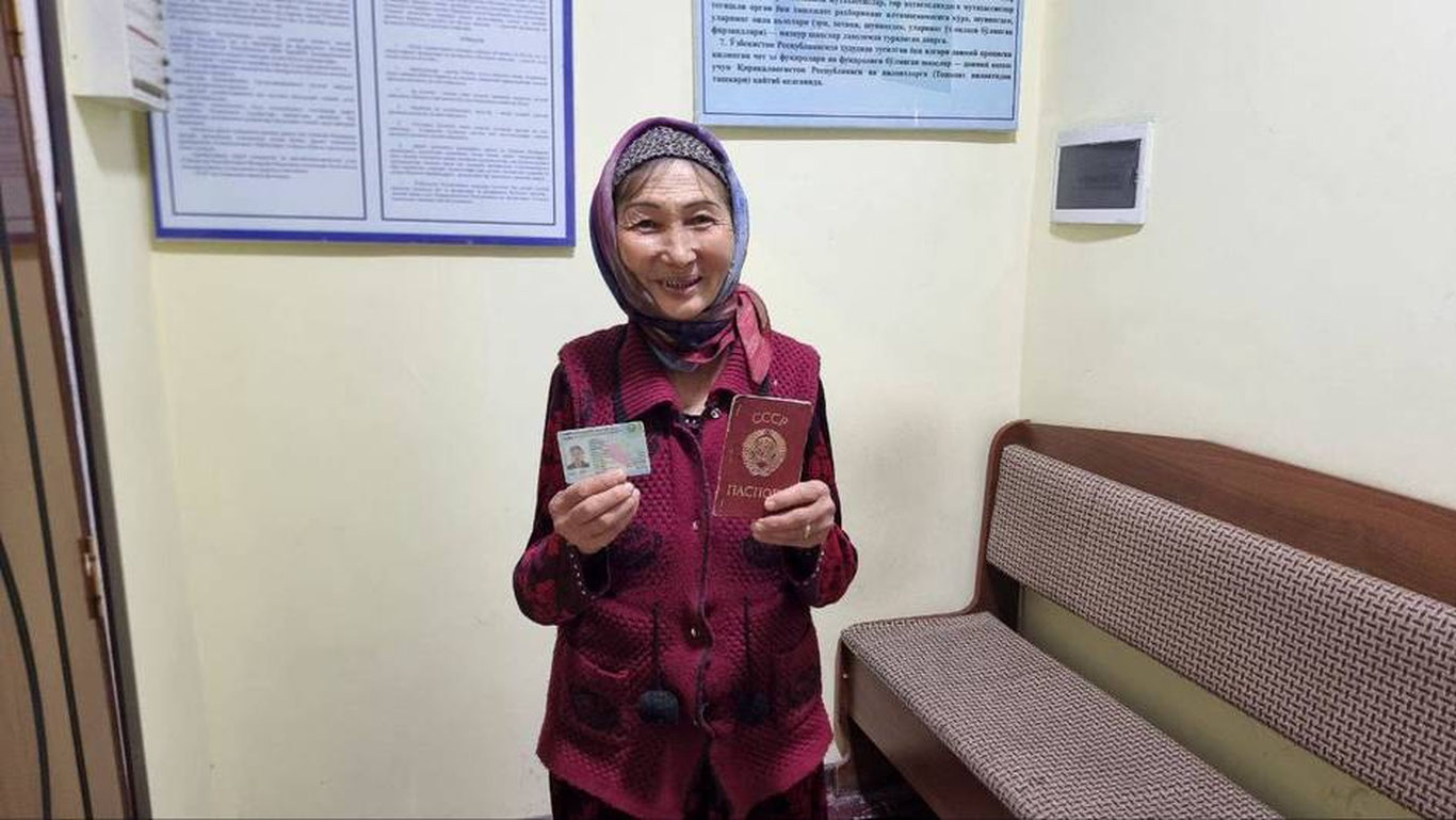 Самарқандда СССР паспорти билан яшаб келган аёлга ID карта берилди