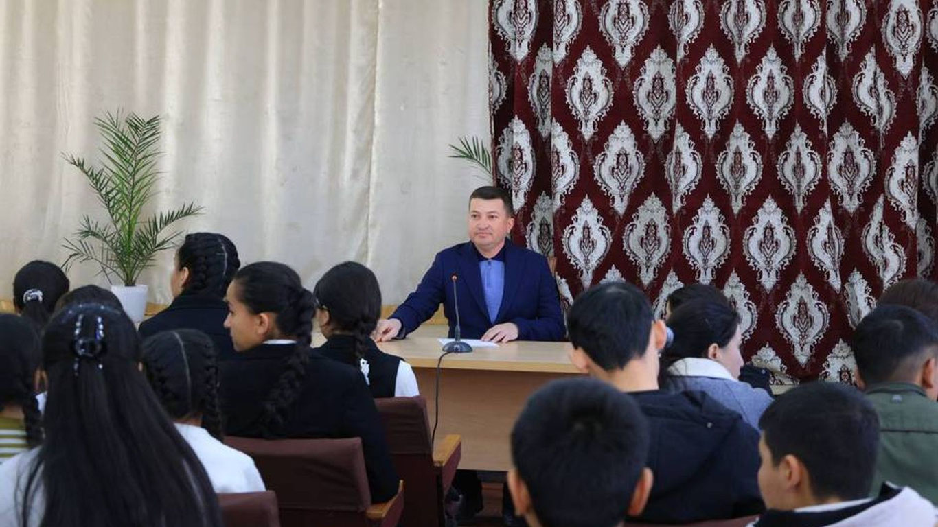 Karmana hokimi o‘qituvchilarni majburiy yig‘ib, bir soat turg‘izib qo‘ydi