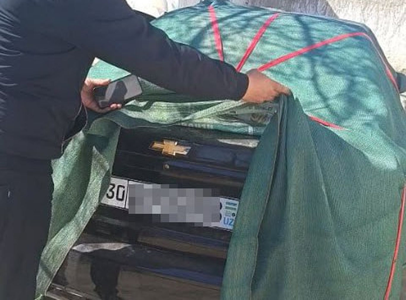 Самарқандда МИБдан яширилган Gentra ёпинчиқ ичидан топилди