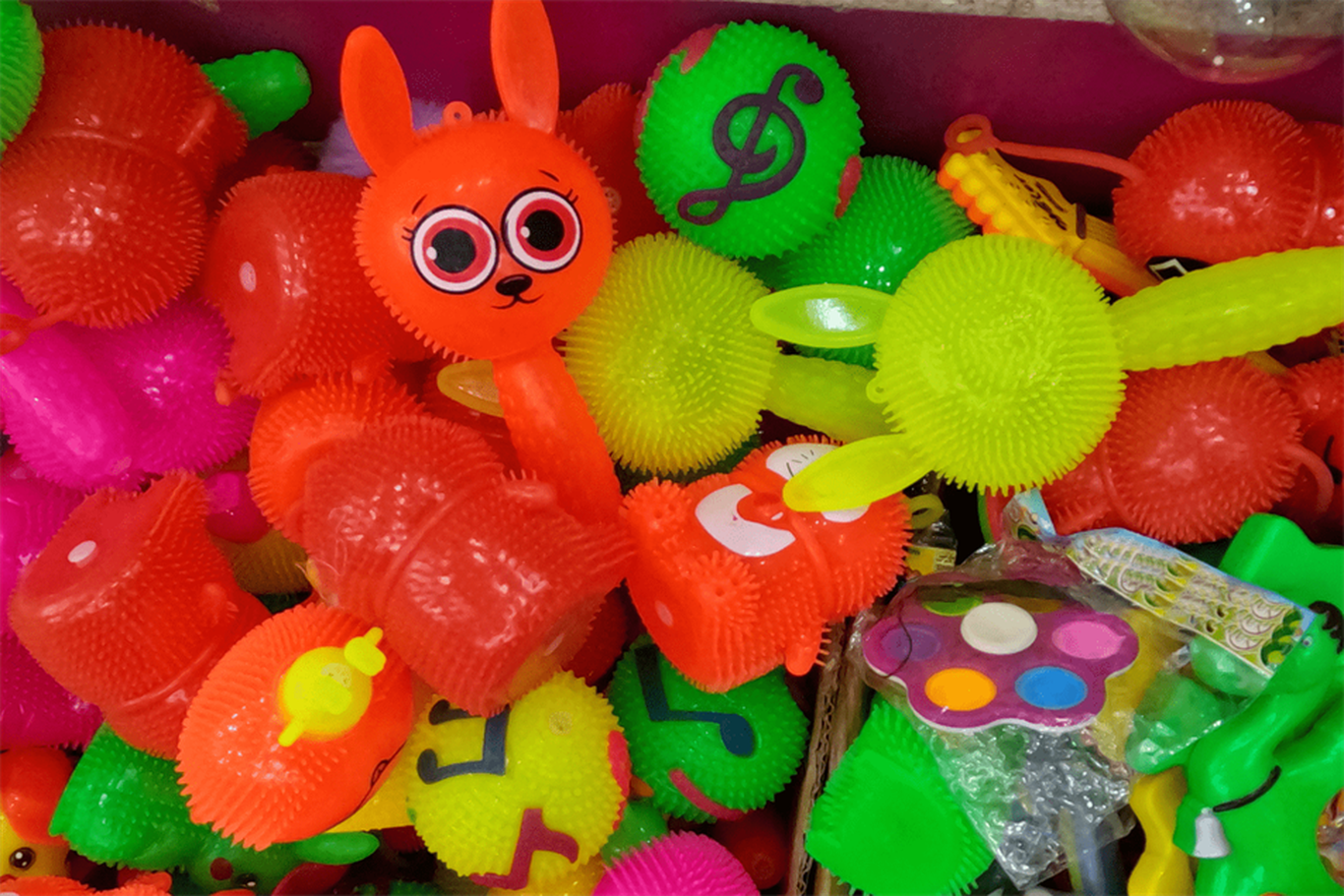 Ўзбекистонда Хитой ўйинчоқларида болалар учун хавф аниқланиб, савдодан чиқарилмоқда