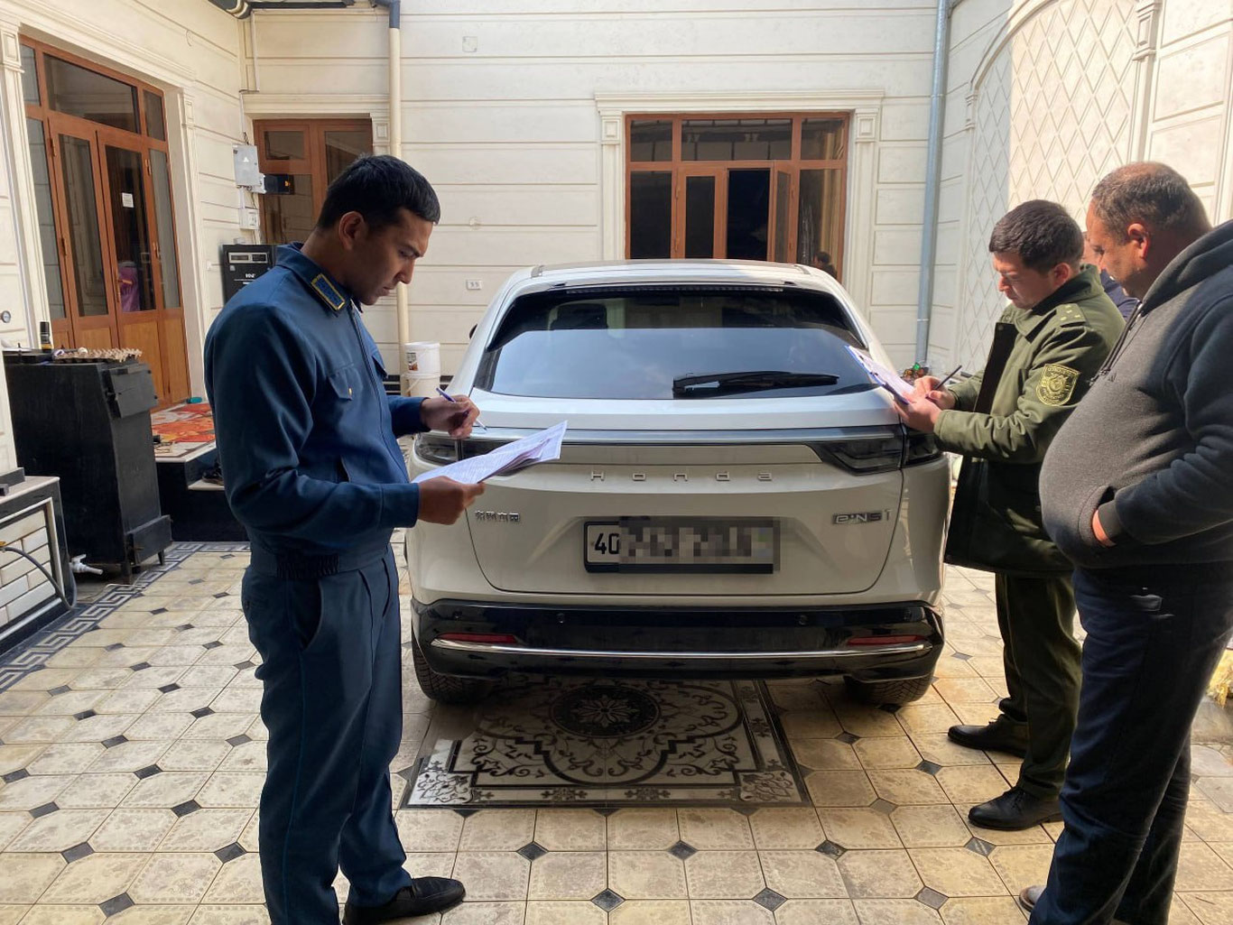 Quvada soliqdan qarzdor fuqarolarning mol-mulki xatlanmoqda