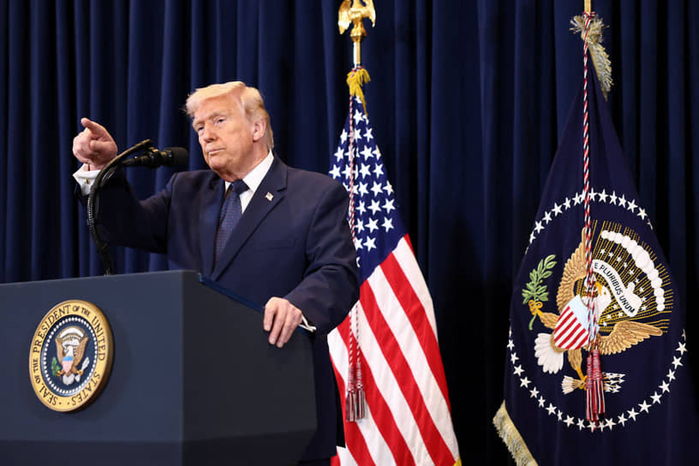 Трамп Эронга Ҳормуз боғозини очиш учун 48 соат муддат берди