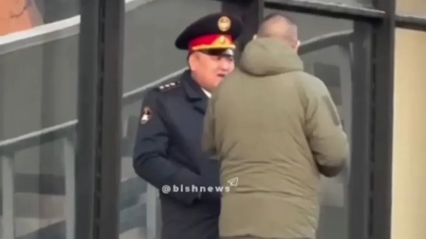 Қирғизистонда вазир жамоат жойида чеккани учун жаримага тортилди