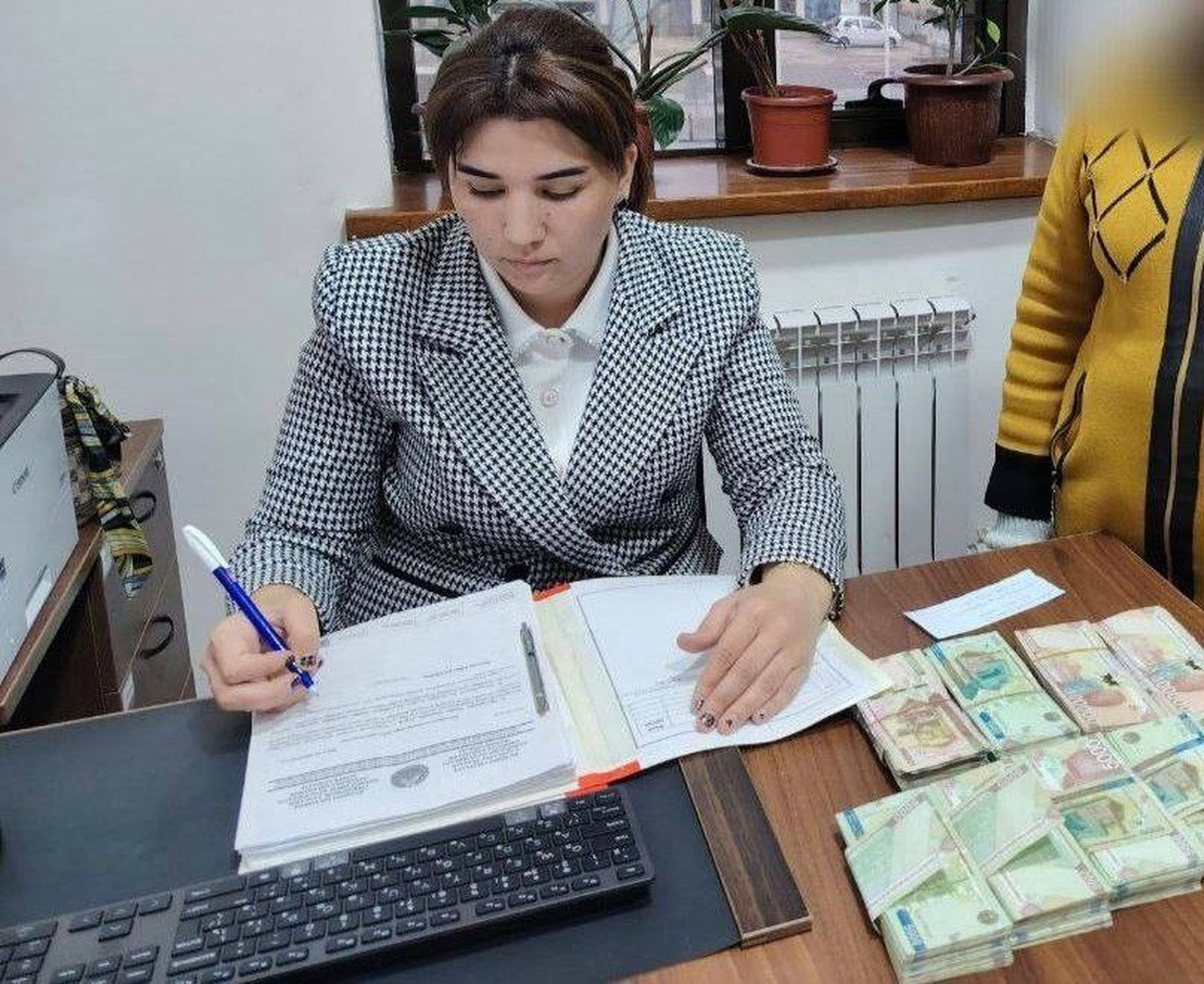 Бухорода она ўғлининг алимент қарзини тўлаб берди