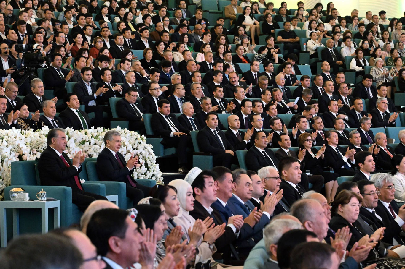 Шавкат Мирзиёев ва Эмомали Раҳмон биргаликда концерт томоша қилдилар