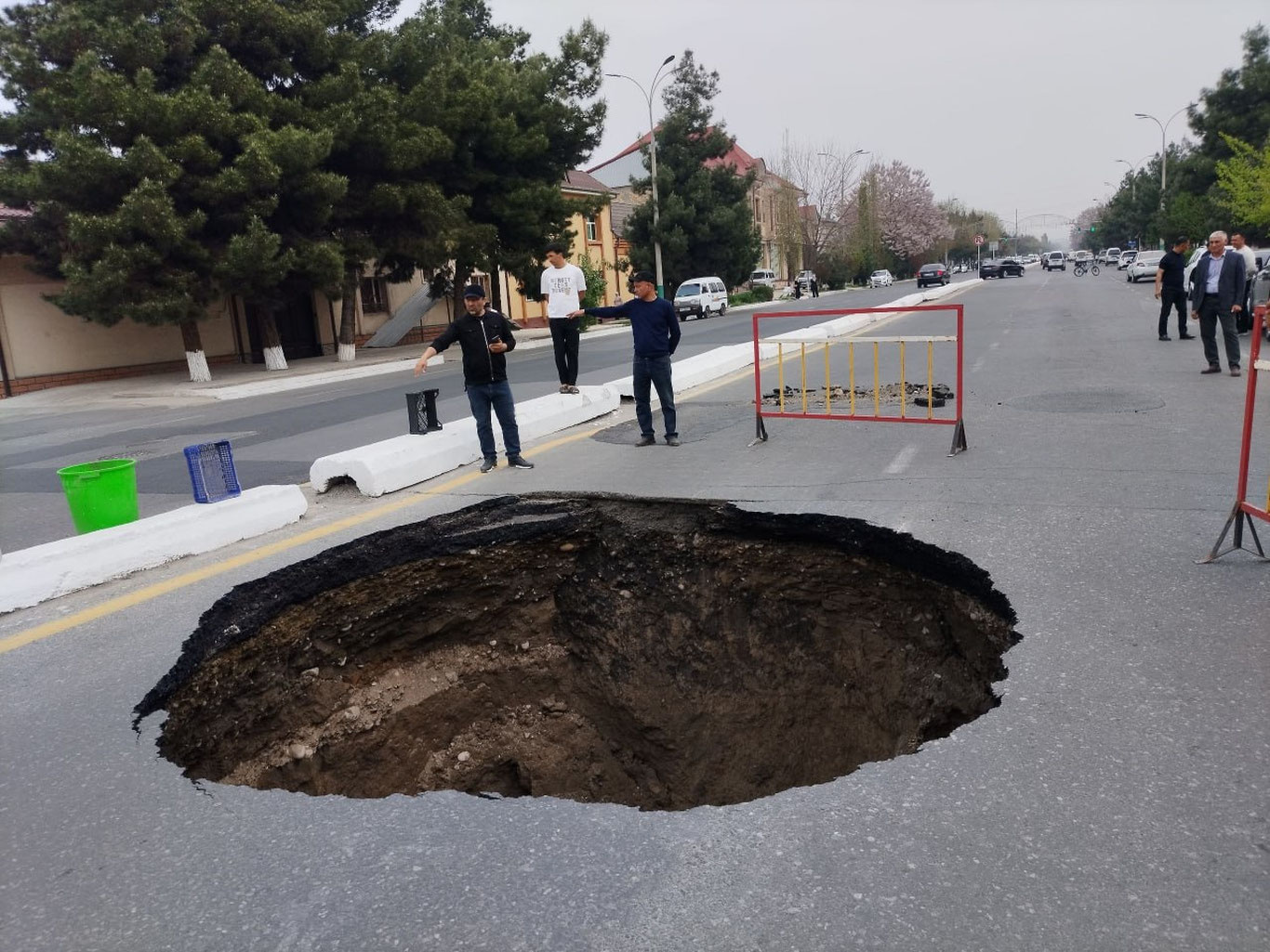 Андижонда автомобиль йўлининг бир қисми ўпирилиб тушди