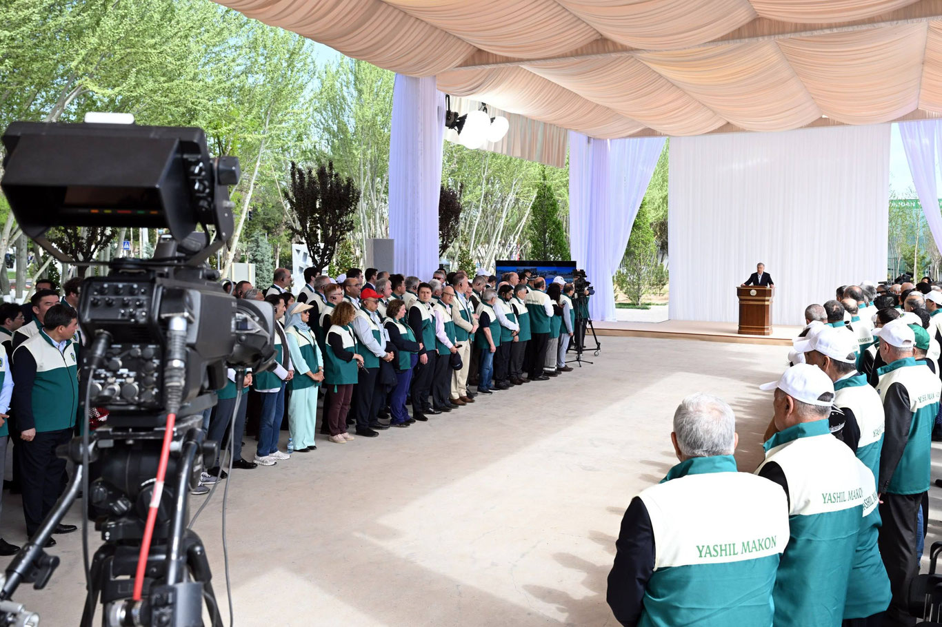 Shavkat Mirziyoyev planted seedlings in the territory of the National Dendrology Park.