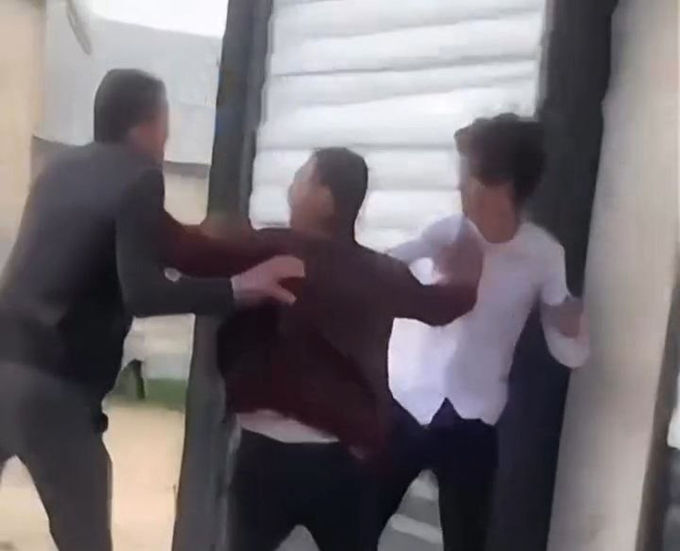 Samarqandda maktab direktori o'rinbosari 9-sinf o'quvchisini kaltakladi