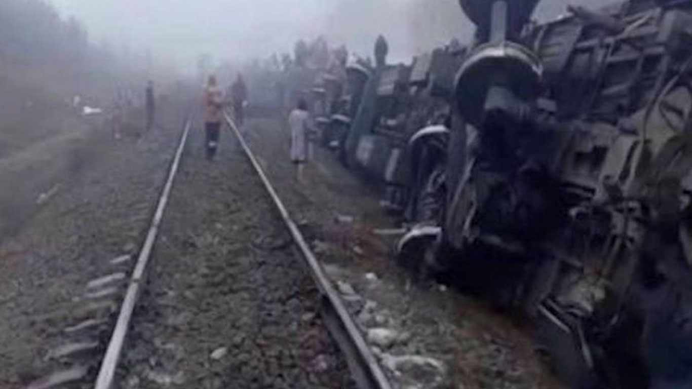 Россияда йўловчи поезди рельсдан чиқиб кетди