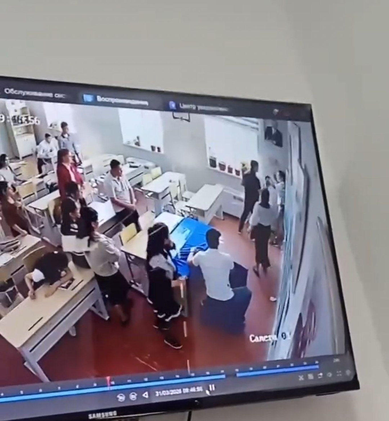 Сирдарёда 11-синф ўқувчиси синфдош қизни калтаклади