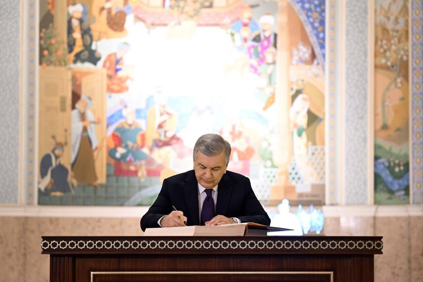 Shavkat Mirziyoyev yangilangan Temuriylar tarixi davlat muzeyiga tashrif buyurdi