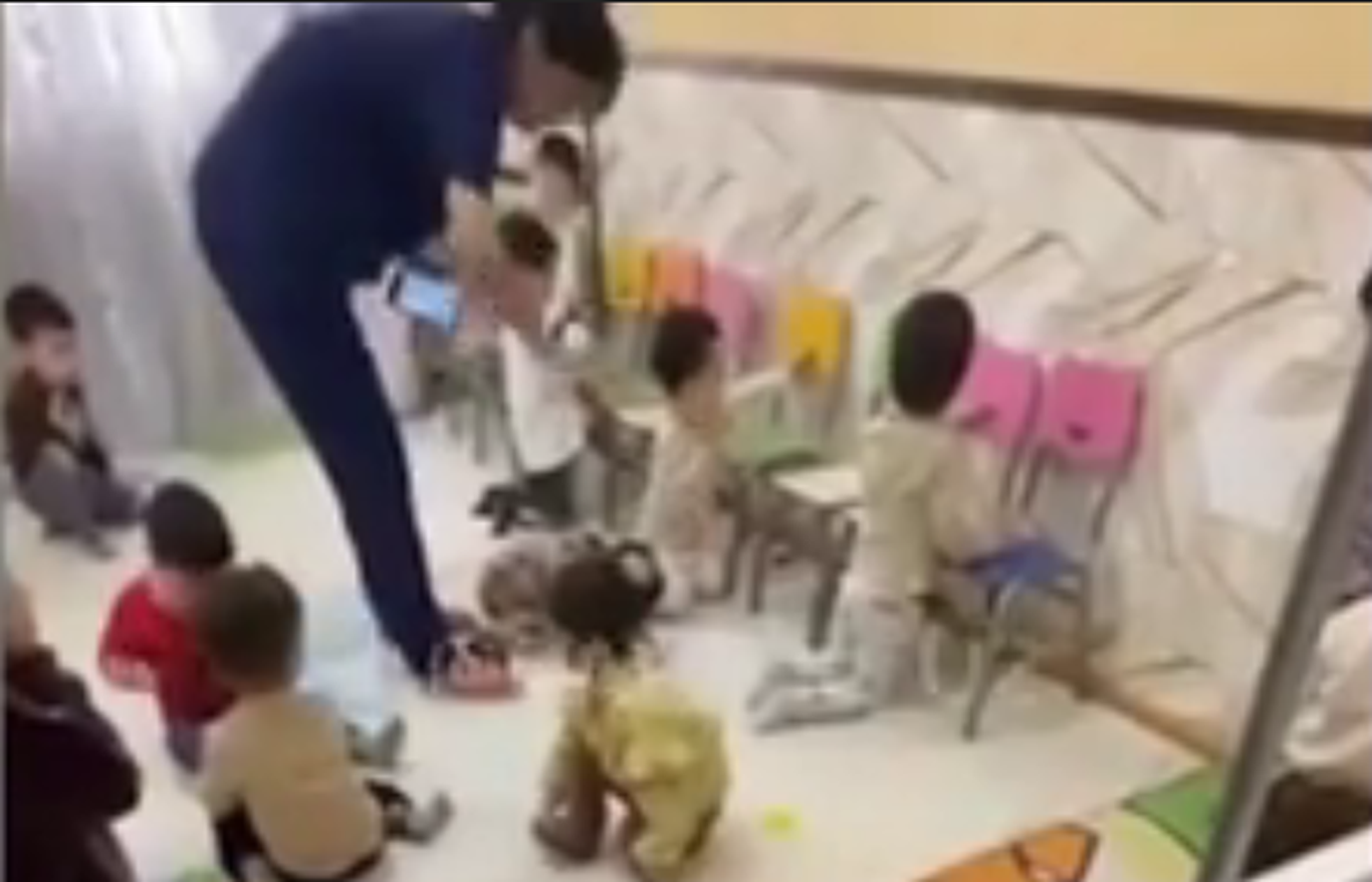 Navoiydagi xususiy bog‘chada bolalarga zo‘ravonlik qilgan tarbiyachi qamoqqa olindi