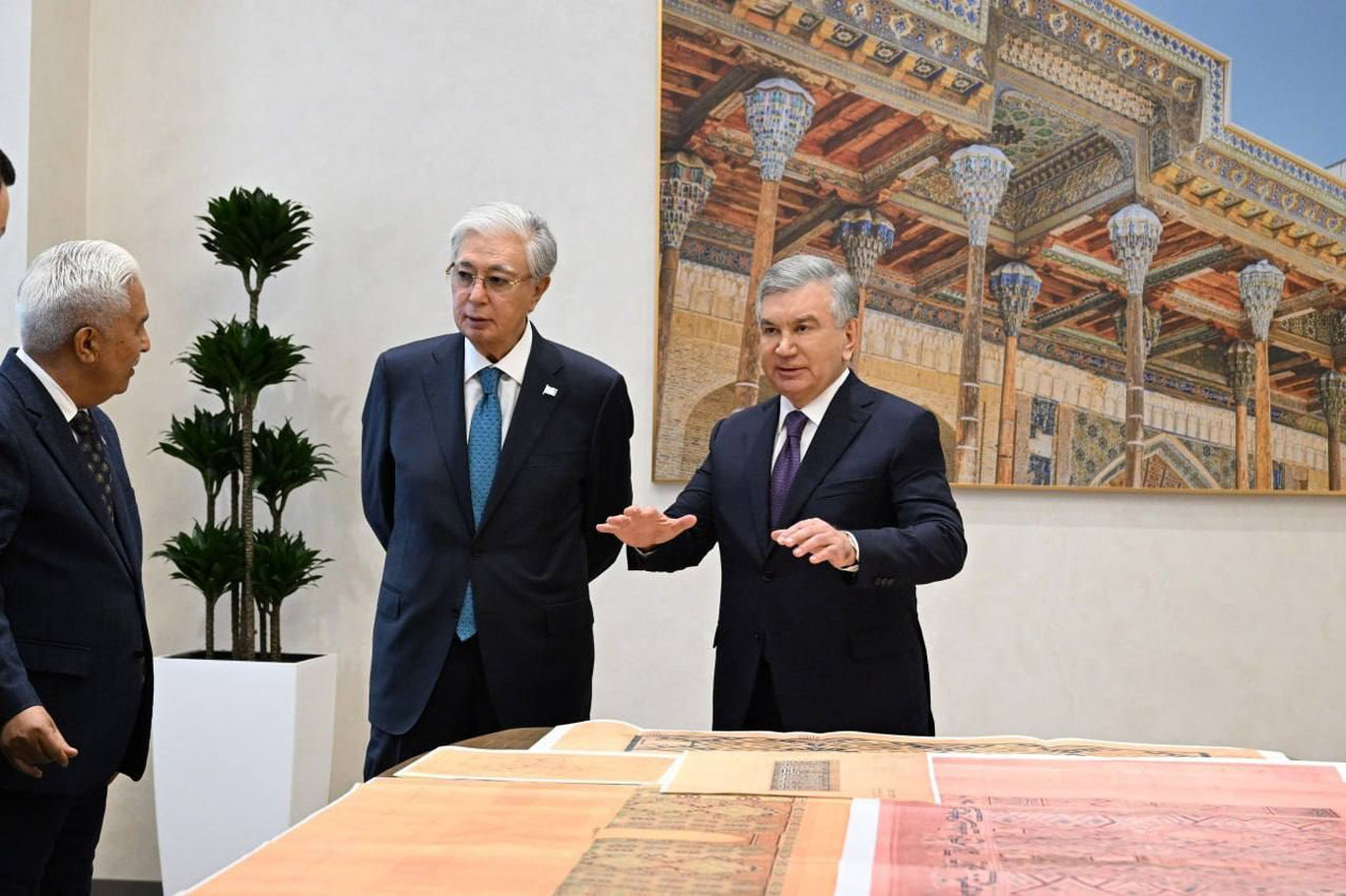 Qozog‘iston Prezidentiga noyob arxiv materiallarining nusxalari hadya qilindi