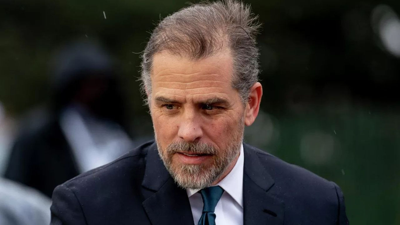 Жо Байденнинг ўғли қарзлари туфайли АҚШдан қочиб кетти