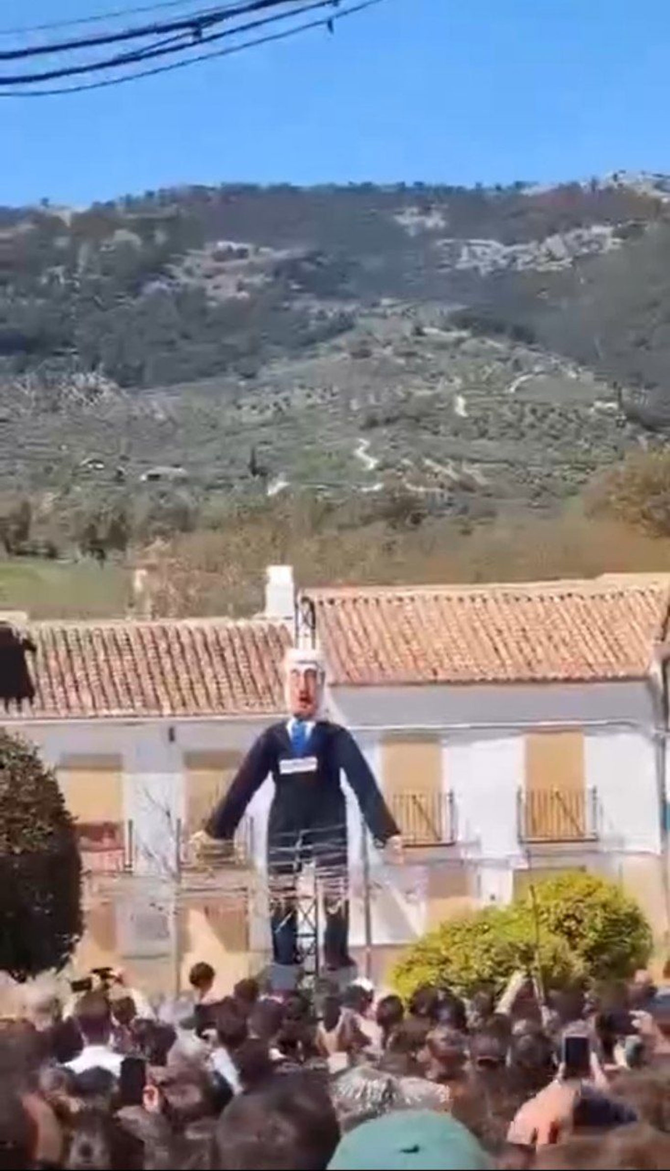 Испанияда Пасха маросимида Нетаняху тимсолидаги ҳайкал порлатиб юборилди