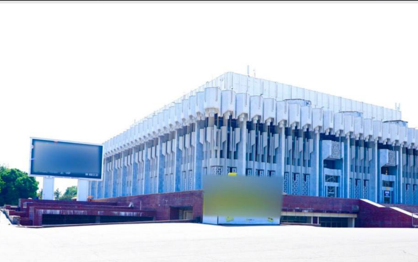 “Xalqlar do‘stligi saroyi” hududidagi reklama bannerlari olib tashlandi