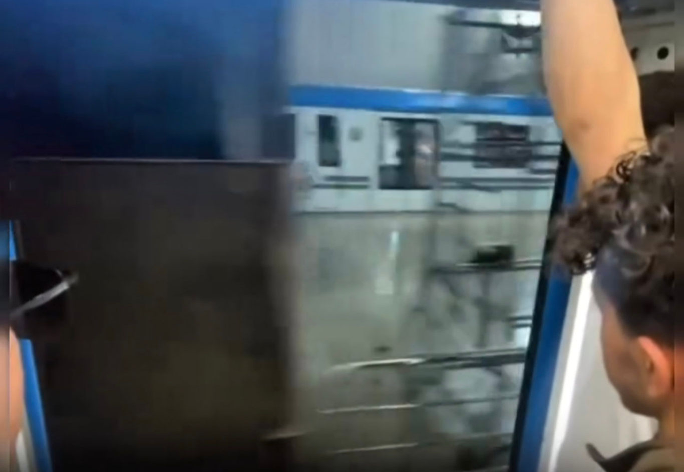 Toshkentda metro poyezdi eshiklari ochiq holda harakatlandi