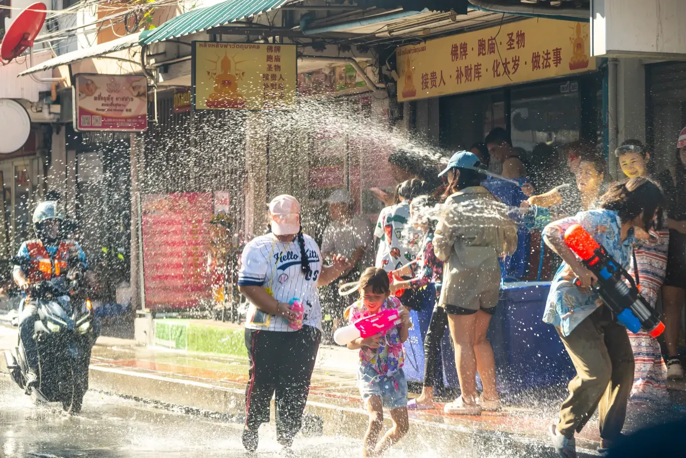 Таиландда энг катта “сув жанги”да 191 киши ҳалок бўлди