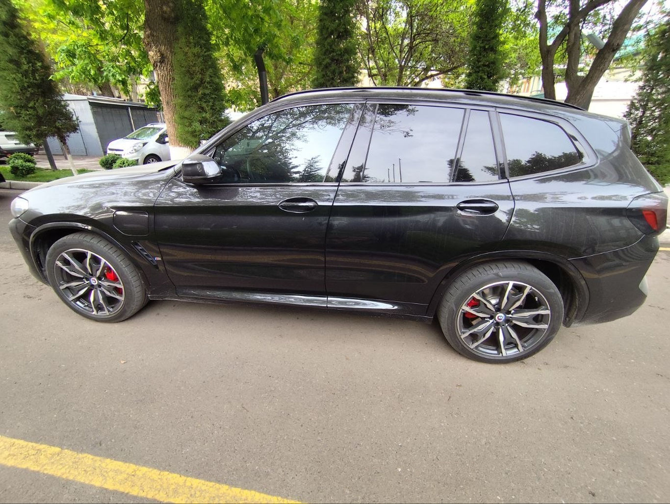 Toshkentda bankdan qarzdor fuqaroning BMW mashinasi xatlandi