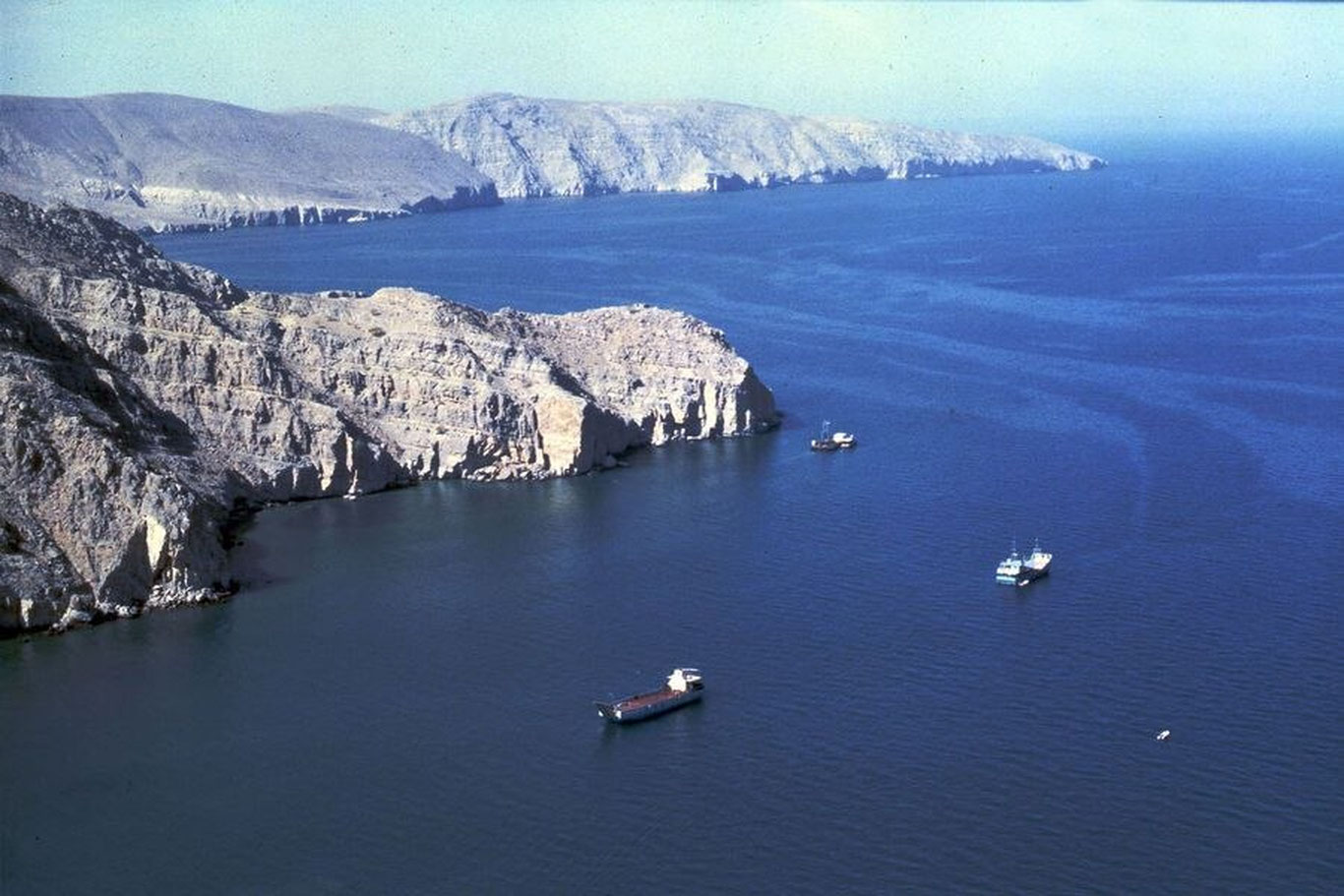 Эрон Ҳормуз бўғозини яна ёпди