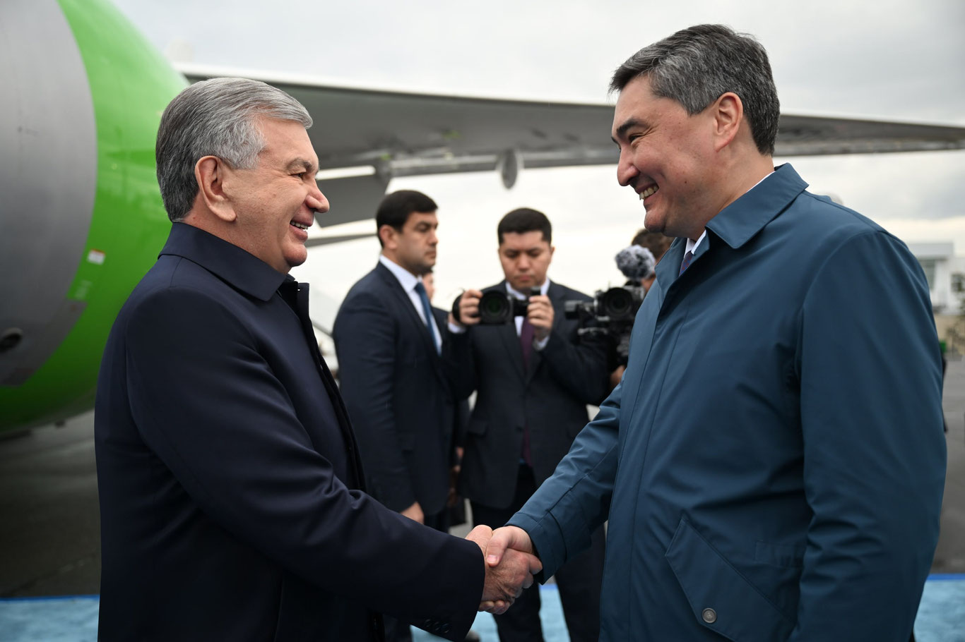 O‘zbekiston Prezidenti amaliy tashrif bilan Qozog‘istonga yetib bordi