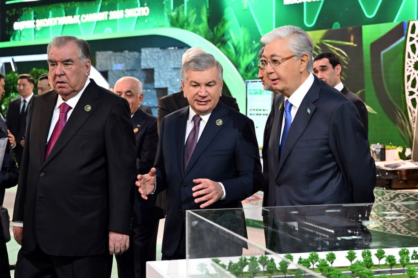 Ўзбекистон Президенти Минтақавий экологик саммит кўргазмаси билан танишди