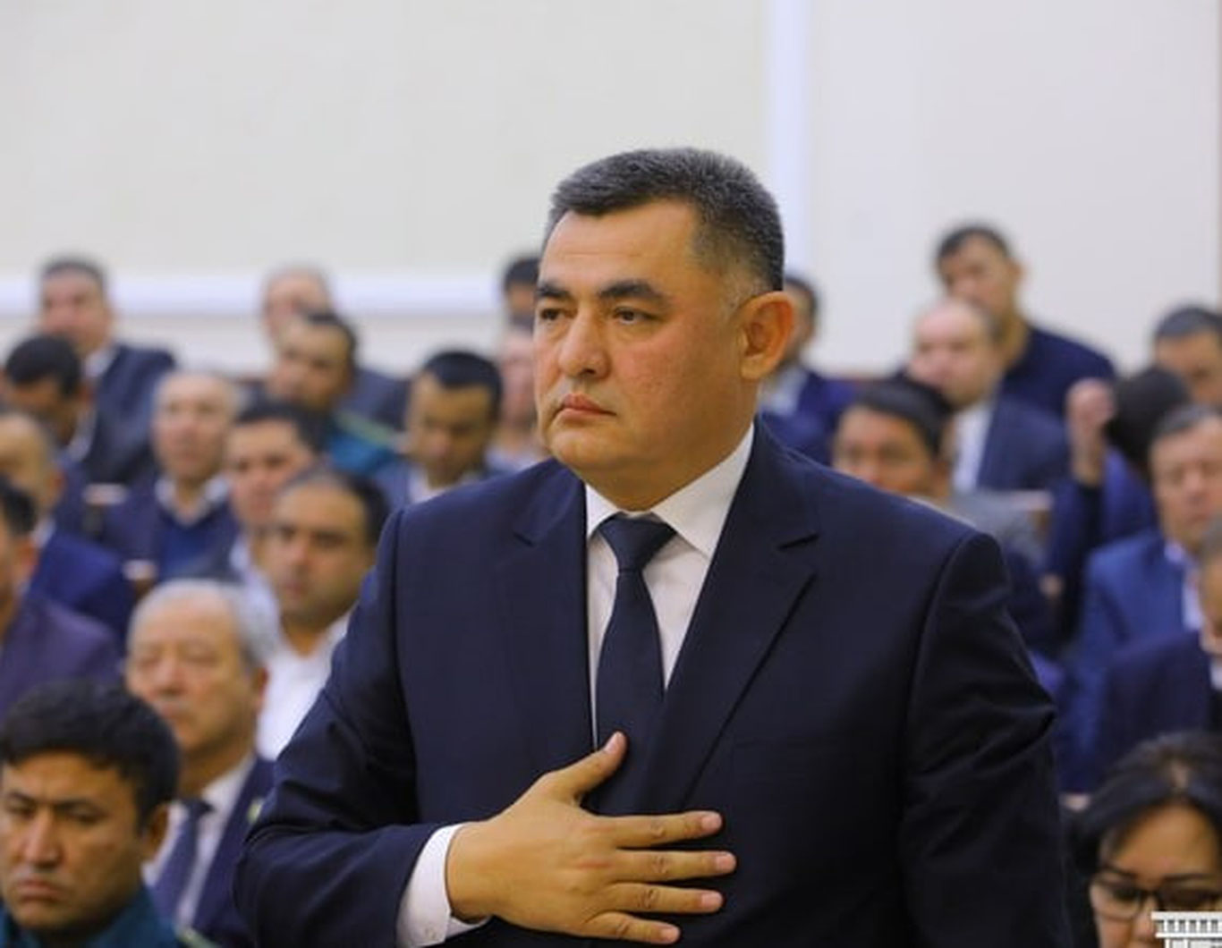 60 минг доллар пора билан ушланган Наманган шаҳри собиқ ҳокими устидан суд бошланди