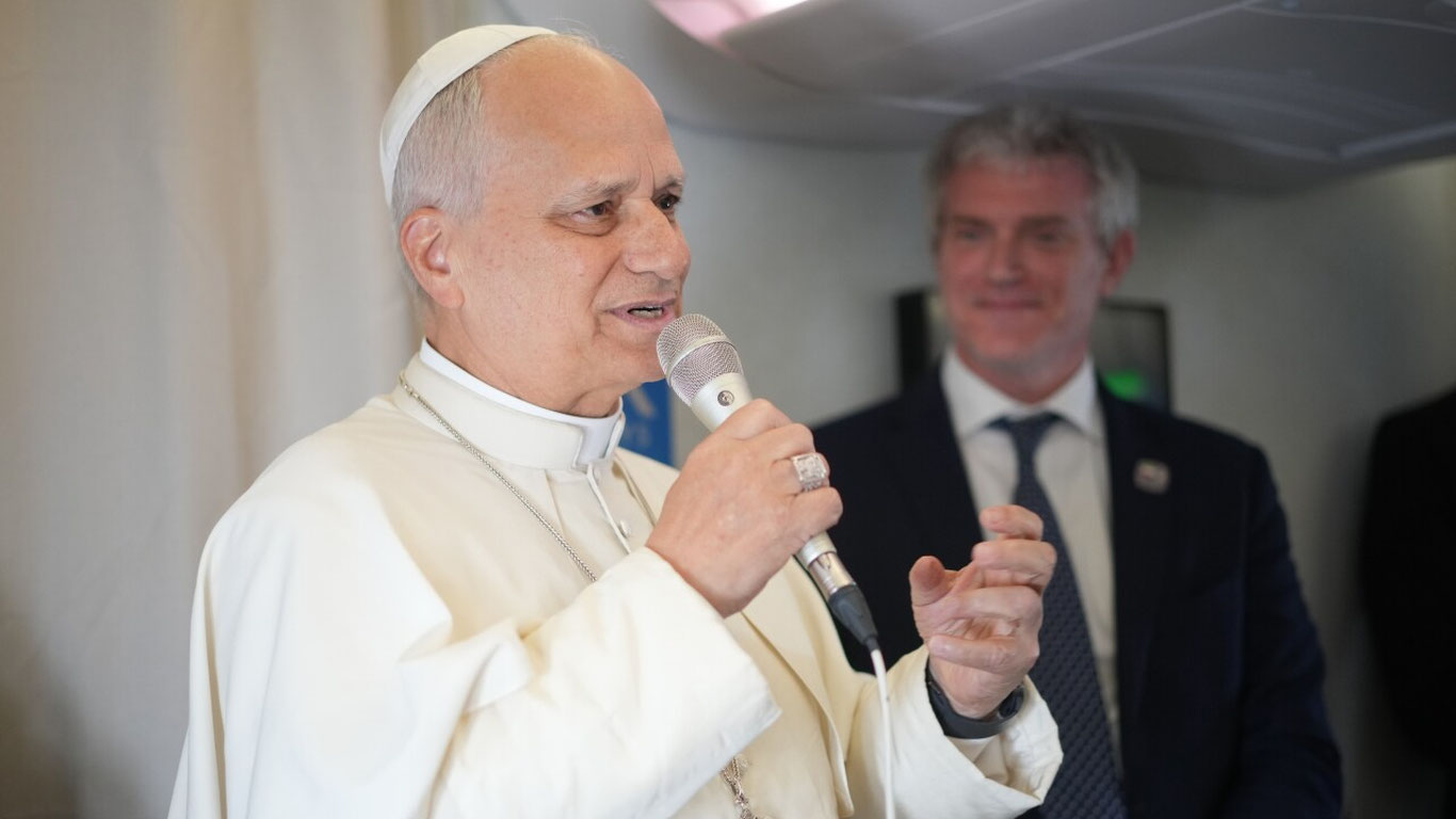 Rim papasi Livanda halok bo‘lgan musulmon bolaning rasmini o‘zi bilan olib yurishini aytdi