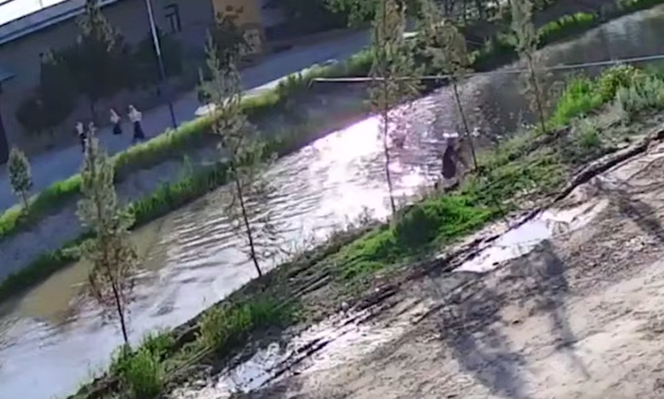 Namanganda kanalda oqib ketayotgan 3 yoshli bola qutqarildi