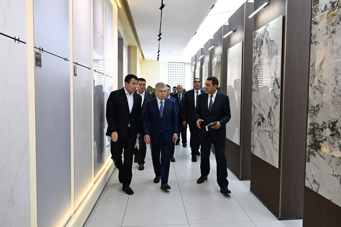O‘zbekiston Prezidenti Quvasoydagi keramogranit plita ishlab chiqaruvchi korxonada bo‘ldi