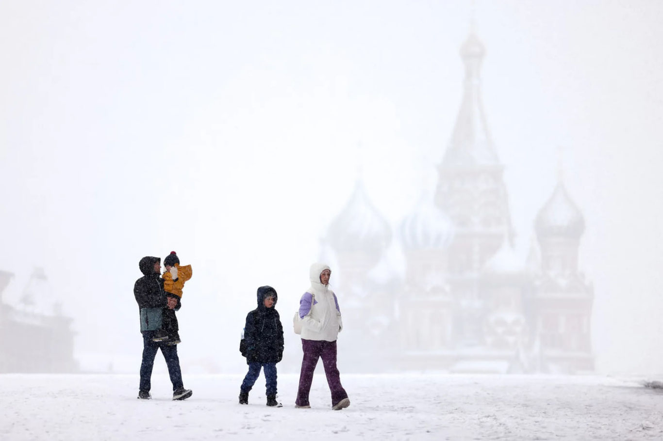 Moskvaga qish qaytdi: hududni qalin qor qopladi