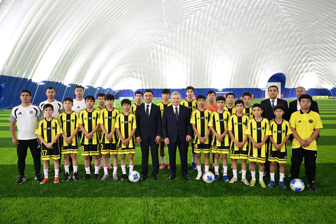 O‘zbekiston Prezidenti “Neftchi” bolalar futbol akademiyasiga tashrif buyurdi