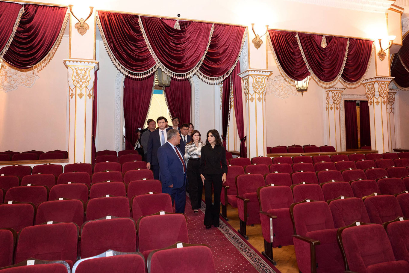 Saida Mirziyoyeva inspected three theaters in Tashkent.