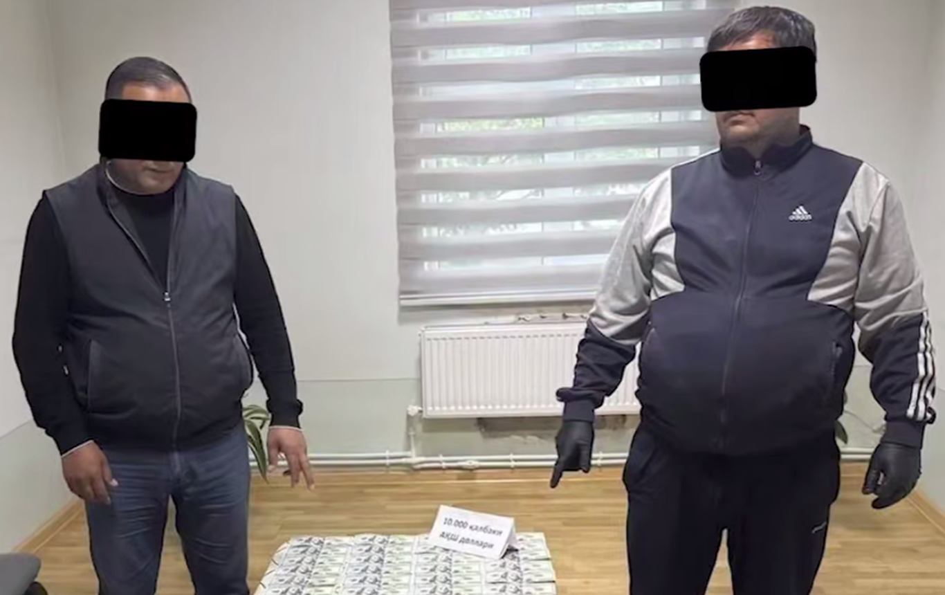 Наманганда 2 киши қалбаки доллар сотаётганда ушланди