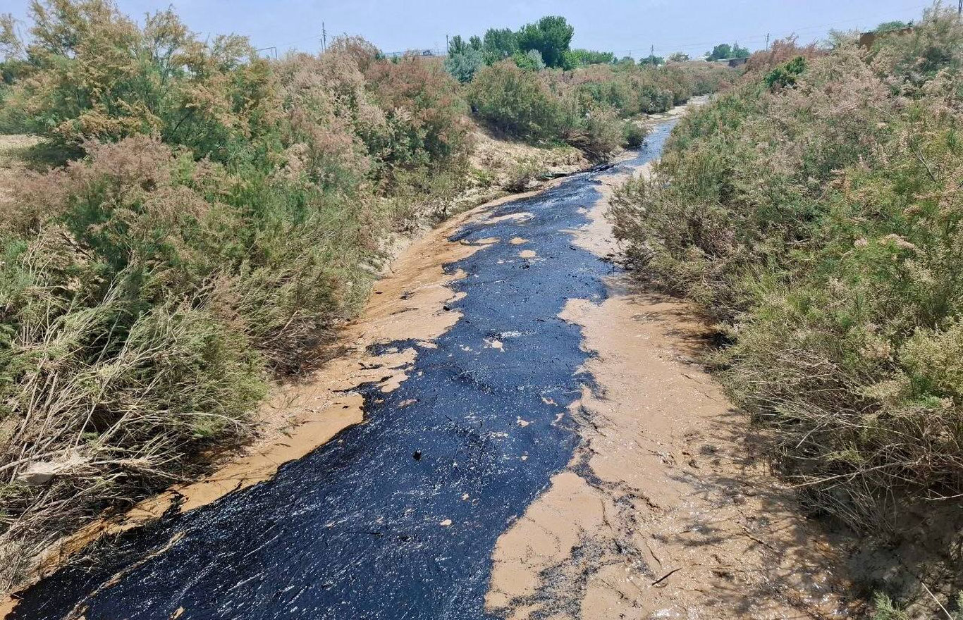In Boysun, a mixture of oil and water is flowing again as a result of a mudflow.