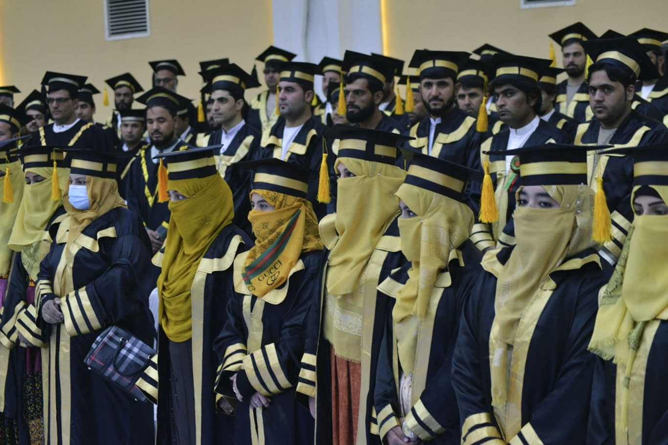 Afgʻonistonda ayollarning diplomlarini sertifikatlash toʻxtatildi