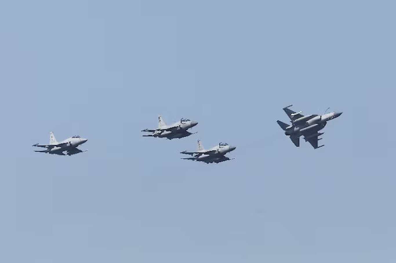 Покистон Эрон уруши фонида Саудия Арабистонига минглаб аскар ва қирувчи самолётлар юборди