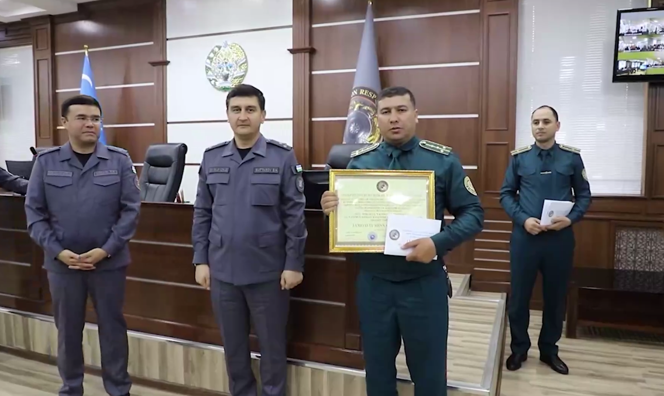 В Навои сотруднику ДПС, отказавшемуся от взятки, выплатили премию в 1000 долларов.