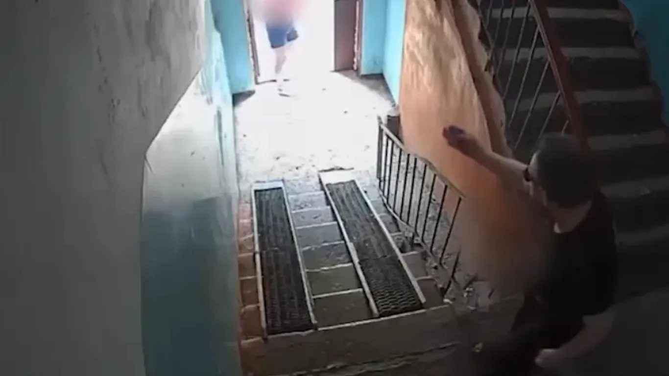 Rossiyada 5 yoshli qizni zo'rlamoqchi bo'lgan pedofilni bolalar to'xtatib qoldi