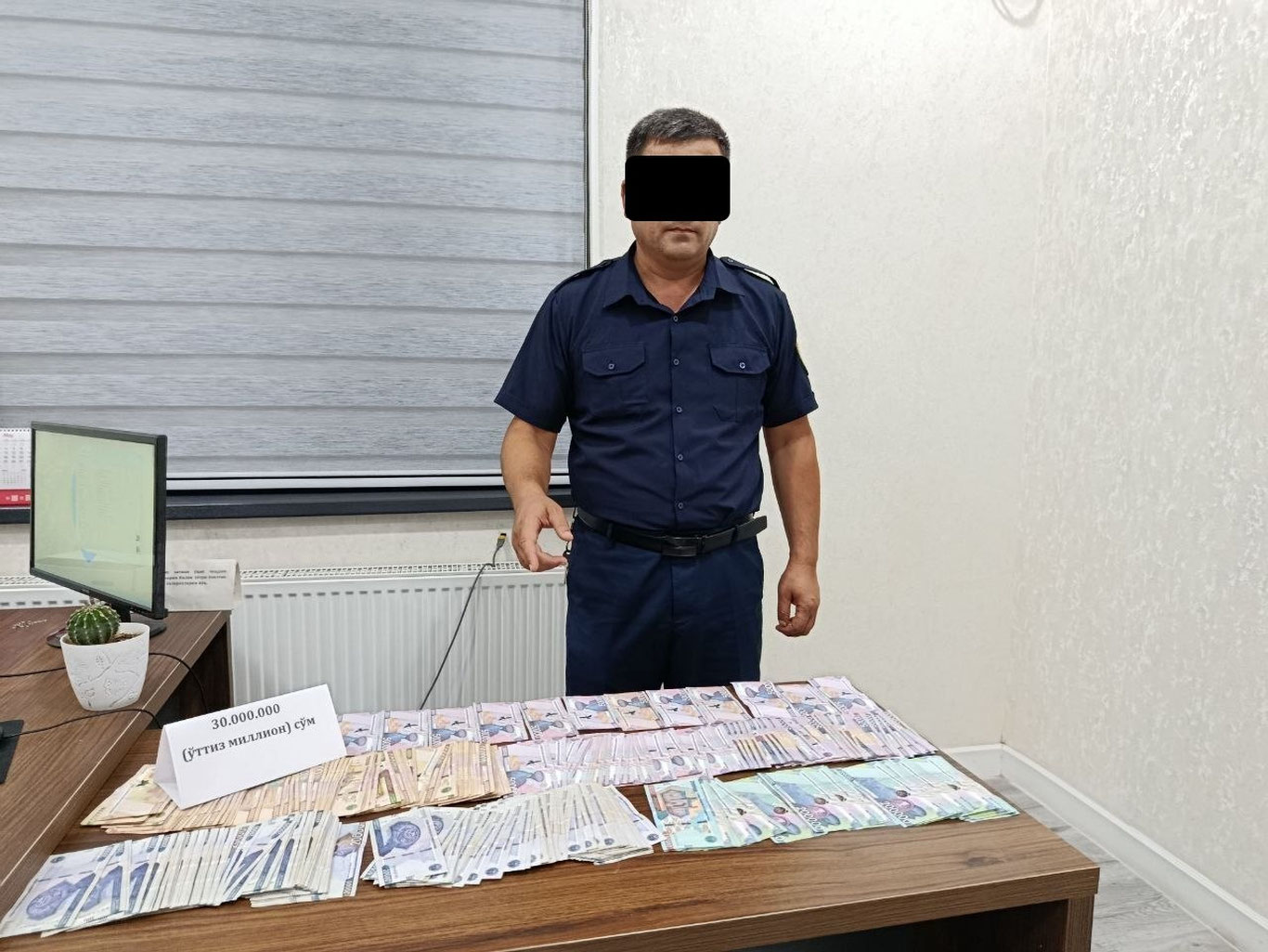 В Андижане задержаны должностное лицо и сотрудник банка за взятку.