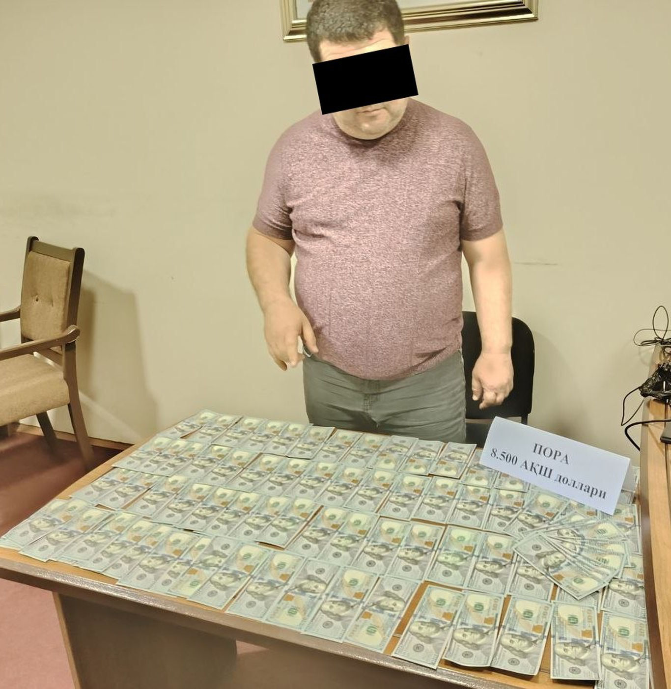 Наманганда мактаб директорлиги учун 10 минг доллар сўраган амалдор ушланди