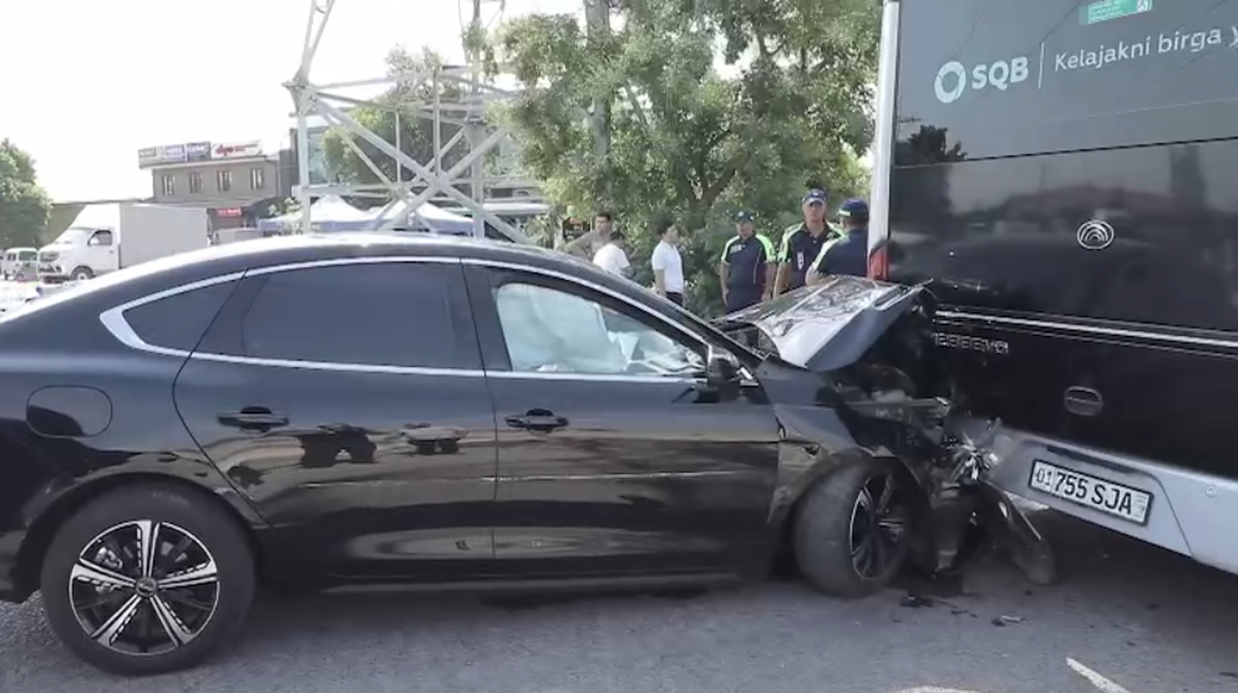 Toshkentda 9-sinf bitiruvchisi boshqargan BYD avtobusga urildi
