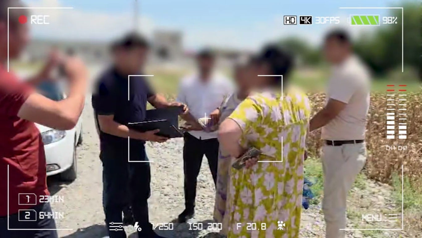 Қашқадарёда фермерга босим ўтказиб, пул талаб қилган она ва қиз ушланди