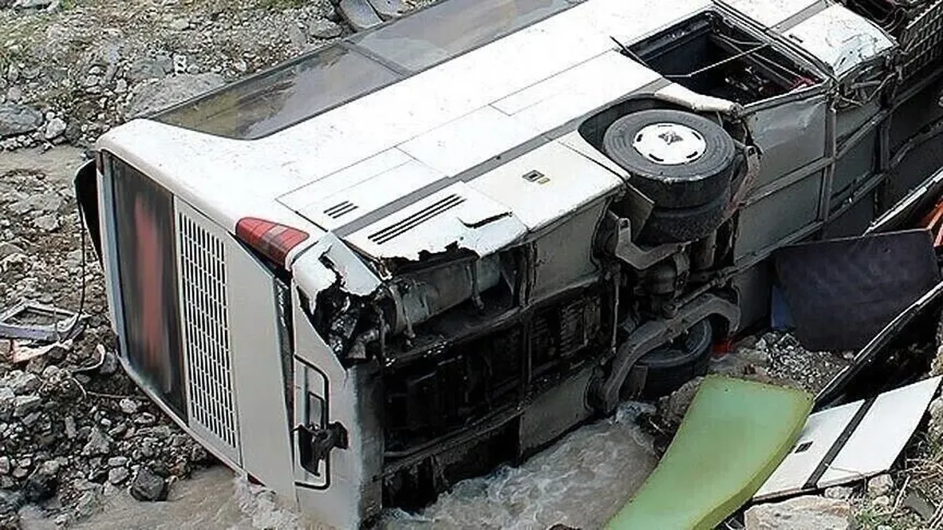 Jazoirda yo‘lovchi avtobusi ag‘darildi, 25 kishi halok bo‘ldi