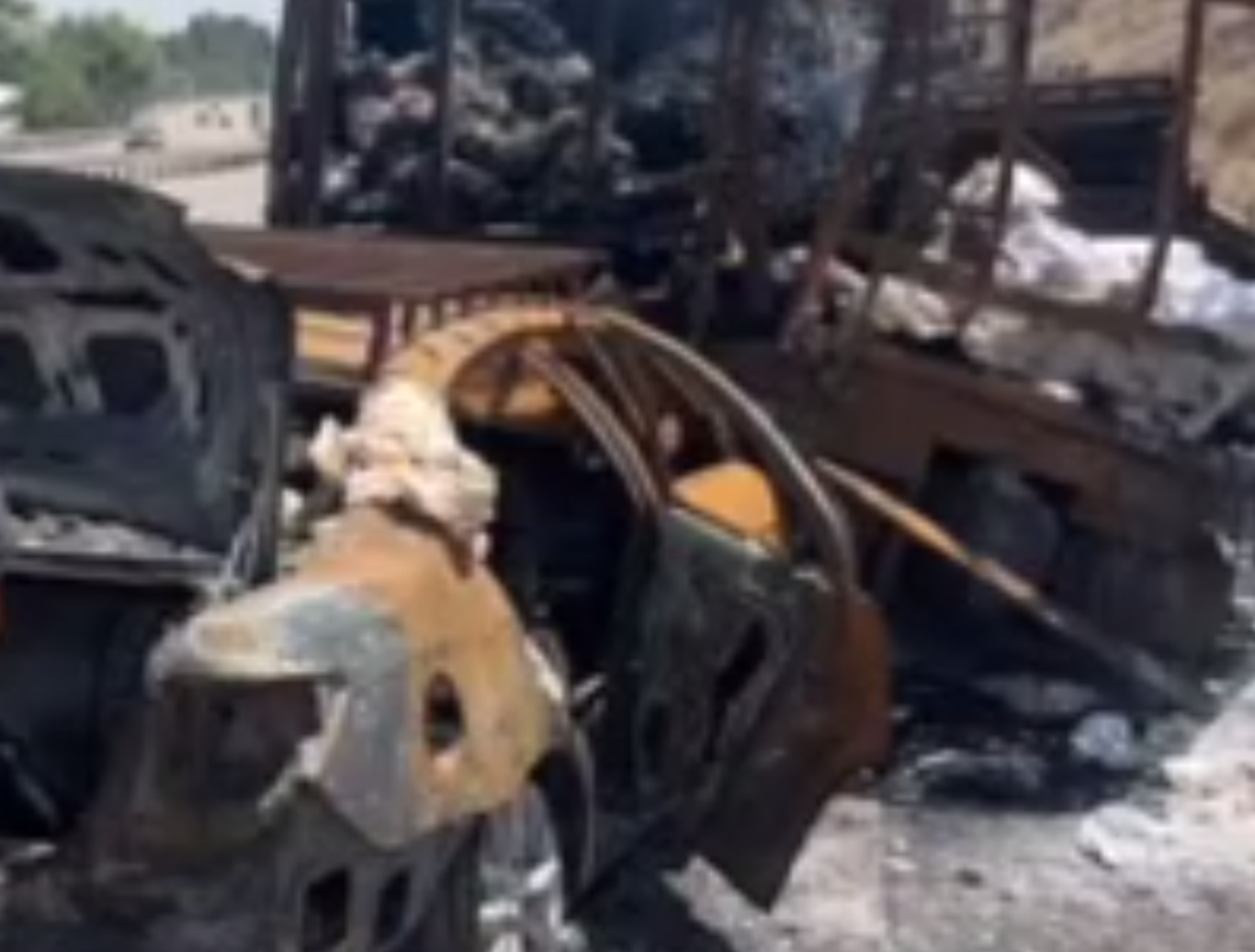 Қамчиқ довонида Isuzu ва Epica тўлиқ ёниб кетди
