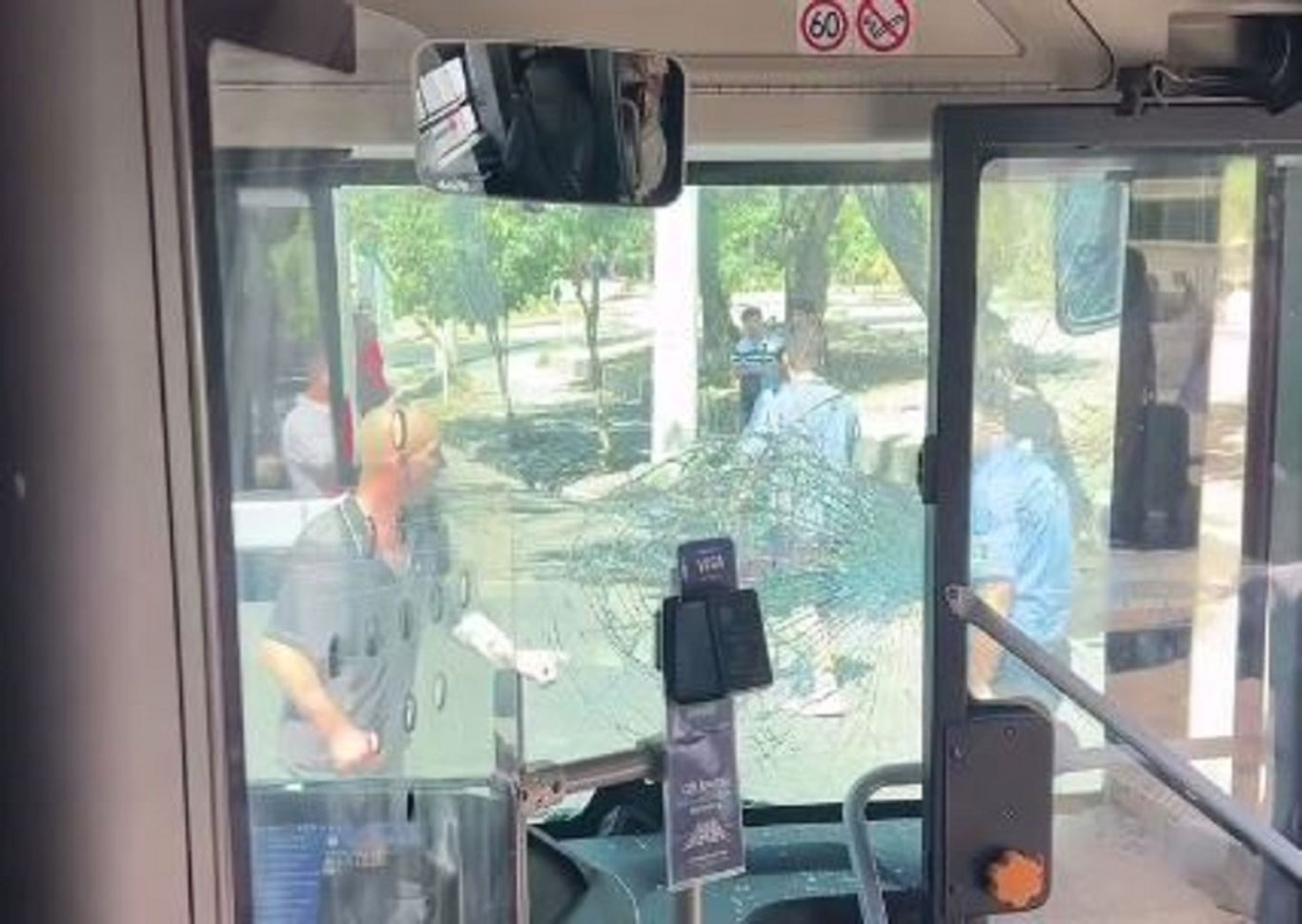 Toshkentda mast yo‘lovchi avtobus haydovchisini kaltakladi