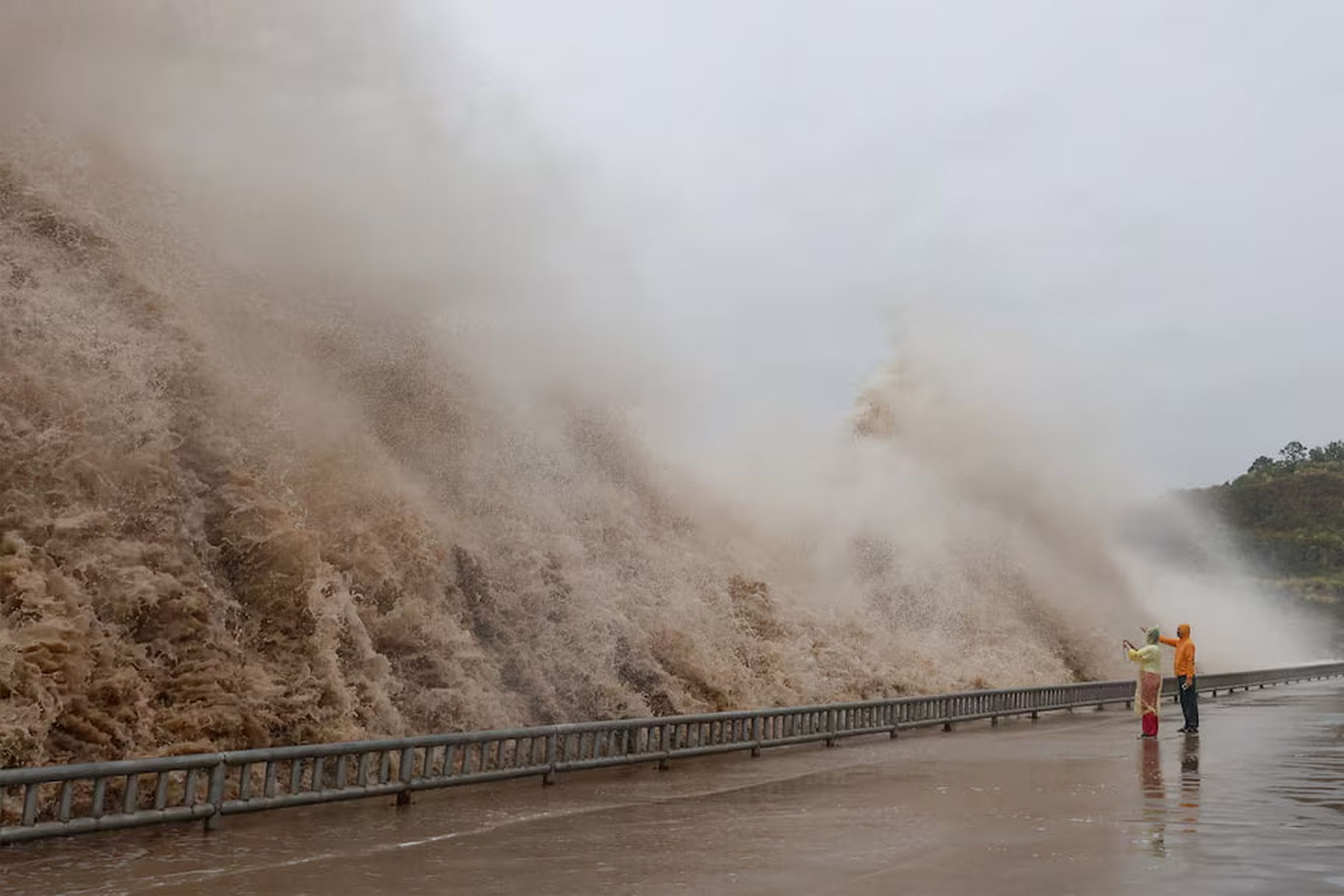 Xitoyga “Delfin” tayfuni yopirildi: 1 milliondan ortiq odam evakuatsiya qilindi