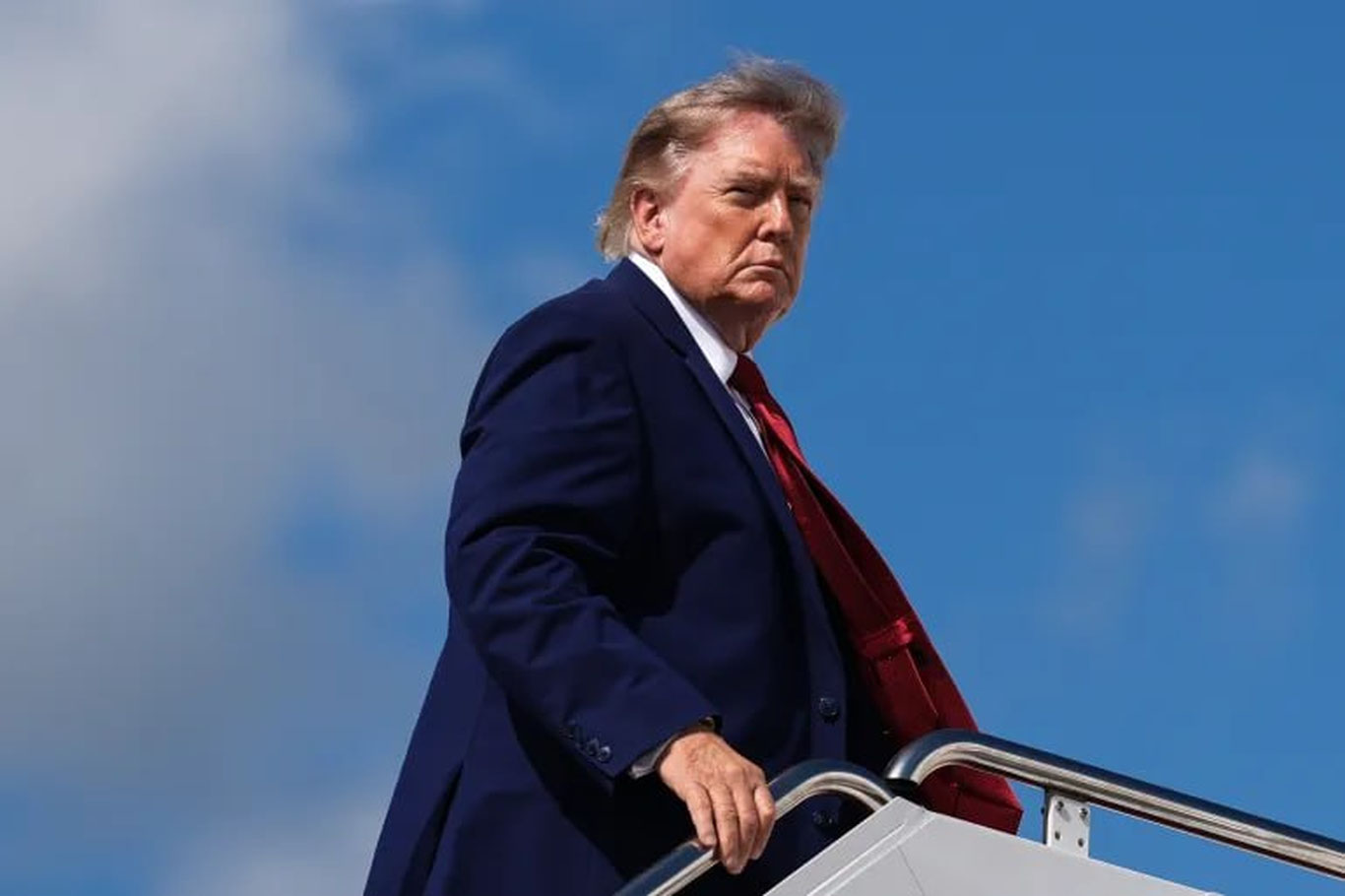 Трамп маъмурияти 175 мингдан ортиқ АҚШ визасини бекор қилди