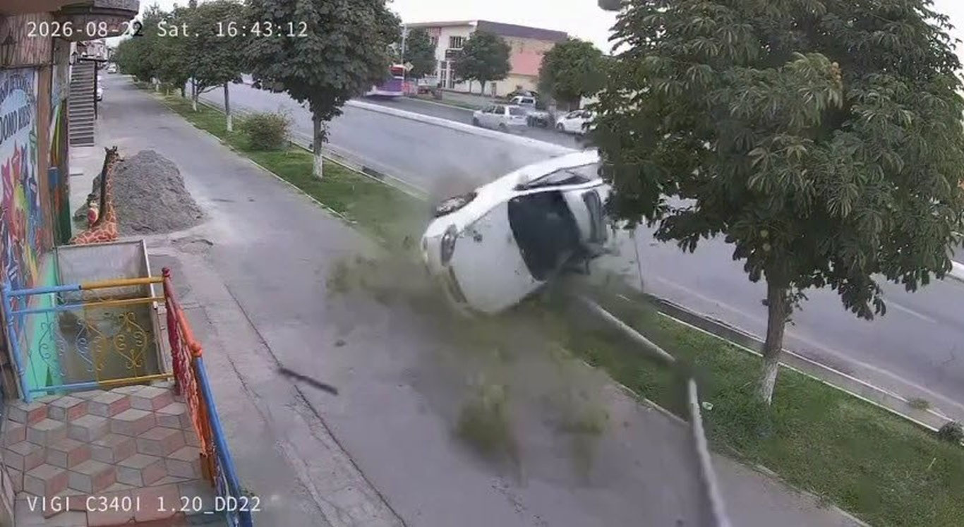 Farg‘onada Lacetti yo‘l chetidagi ustun va daraxtga urilib, ag‘darildi