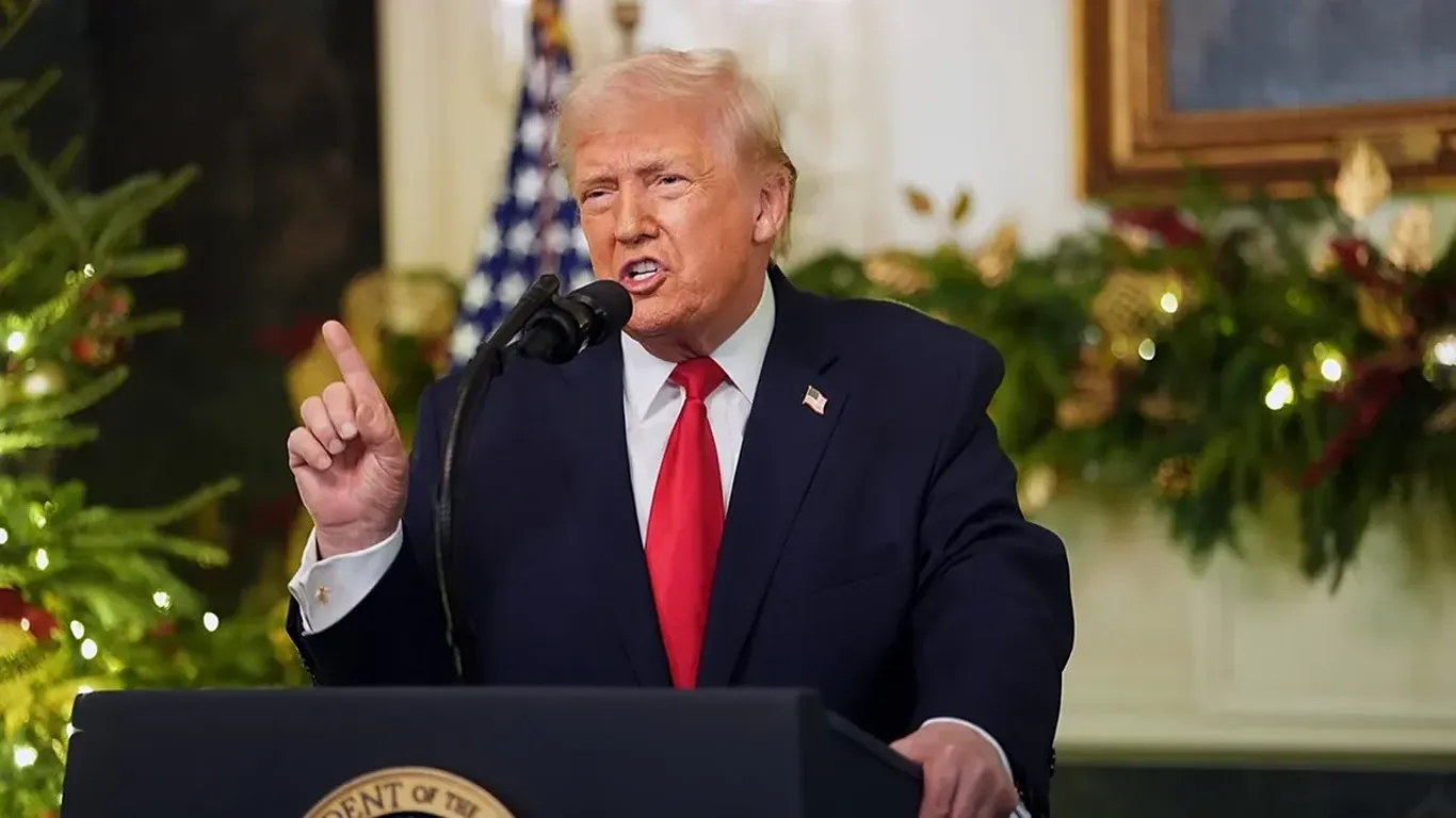 Трамп уч нафар яқин ёрдамчисига 45 минг доллардан Рождество совғаси берган